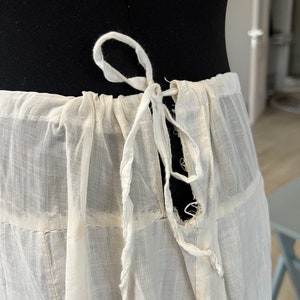 antique vintage petticoat circa 1910-1920. The fabric is white cotton and lace, white stitching. Width at hips 1.69 cm, length from waist 92 zdjęcie 3