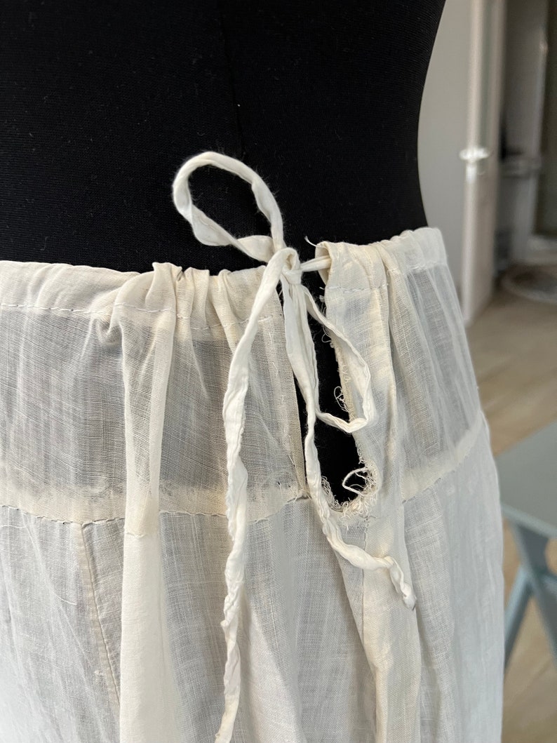 antique vintage petticoat circa 1910-1920. The fabric is white cotton and lace, white stitching. Width at hips 1.69 cm, length from waist 92 zdjęcie 3