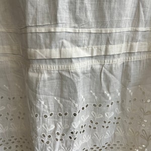 antique vintage petticoat circa 1910-1920. The fabric is white cotton and lace, white stitching. Width at hips 1.69 cm, length from waist 92 zdjęcie 6