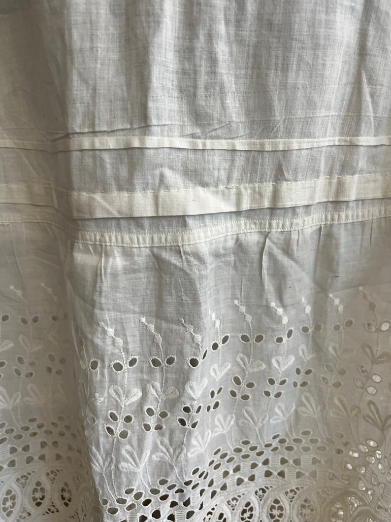 antique vintage petticoat circa 1910-1920. The fabric is white cotton and lace, white stitching. Width at hips 1.69 cm, length from waist 92 zdjęcie 6