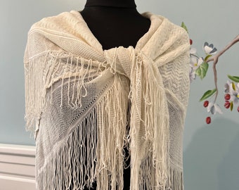 antique ladies' shawl 1930 Europe. natural silk and viscose fabric with a characteristic pattern from the 1930s. size 1.40 cm by 1. cm fring