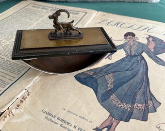 Antikes Objekt um 1900. Europa Briefbeschwerer mit Bergziegen Figur. Briefbeschwerer (französisches Press-papiers, von Presser – „pressen“ bzw