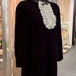 discountAbito antico anni1960. Elegante abito da bambina. Rigido. Bel taglio. Tessuto di lana nella parte inferiore. Collo alto con ricami.