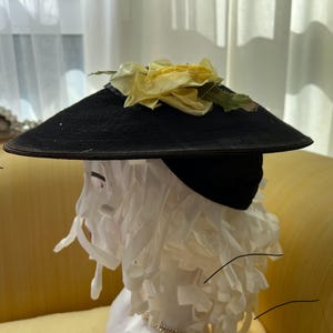 cappello antico 1935-1940. Francia, paglia nera sottile. cappello piatto. dettaglio interessante - 2 strisce larghe in modo che il cappello resti ben fermo sulla testa. giallo