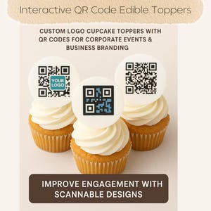 Op de afbeelding: Drie cupcakes met witte glazuur en eetbare toppers met QR-codes. De toppers hebben een zwart-wit ontwerp, met één met een logo. De tekst bovenaan luidt "Interactive QR Code Edible Toppers". De tekst onderaan luidt "Improve Engagement with Scannable Designs."