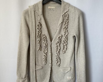 Odd Molly 506 Romantic Stickad Kofta – Beige Krämfärgad Bomullsjacka med Bälte, Volanger och Volanger, Viktoriansk Cottagecore-stil, Storlek 2