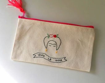 Handgeborduurde clutch van canvas