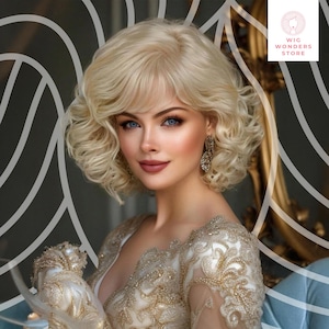 Könnte beinhalten: Eine Frau mit blauen Augen und blondem, lockigem Haar trägt ein goldbesticktes Kleid und Ohrringe. Das Bild stammt von Wig Wonders Store.