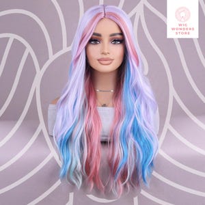 Może przedstawiać: Długa, falista peruka z mieszanką kolorów, w tym jasnoniebieskiego, różowego i lawendowego. Peruka jest stylizowana z długimi warstwami i naturalnie wyglądającym przedziałkiem. Obraz zawiera również tekst "Wig Wonders Store".