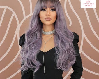 Peruca longa ondulada roxa com franja, fibra resistente ao calor, ideal para festas e cosplay.