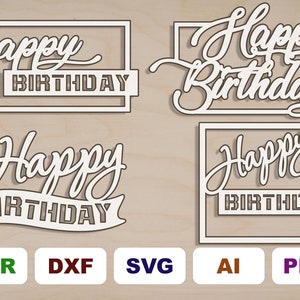 Könnte beinhalten: Vier verschiedene Designs für ein "Happy Birthday"-Schild. Die Designs sind in einem weißen, ausgeschnittenen Stil vor einem Holz Hintergrund. Die Designs beinhalten ein Banner, einen quadratischen Rahmen und zwei verschiedene Stile der Worte "Happy Birthday".