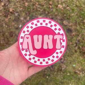 Könnte beinhalten: Rustikales Holzschild mit dem Text "Welcome to our porch" in weißer Schrift. Das Schild hat eine Used-Optik und ein schlichtes, einladendes Design, ideal für die Außendekoration.