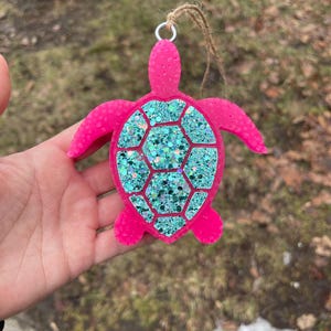 Könnte beinhalten: Handgefertigtes Holzschild mit dem Text "Welcome to our home" in handschriftlichem Stil. Das Schild ist weiß lackiert und hat einen dunkel gebeizten Rahmen. Ein kleines, dekoratives Herz befindet sich in der unteren rechten Ecke.