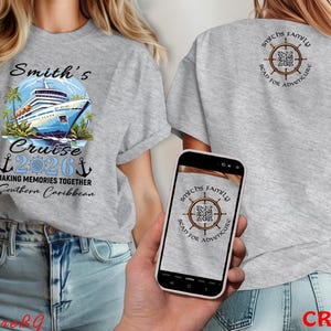 Op de afbeelding: Lichtgrijs t-shirt met een cruise schip afbeelding met de tekst "Smith's Cruise 2026" en "Making Memories Together Southern Caribbean". De achterkant van het shirt heeft een kompas ontwerp met de tekst "Smichs Family" en "Scan for Adventure".