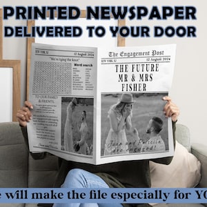 Könnte beinhalten: Eine Person hält eine personalisierte Zeitung mit der Überschrift "The Future Mr & Mrs Fisher". Die Zeitung zeigt ein Schwarz-Weiß-Foto eines Paares und den Text "Juan and Priscila are engaged!". Der obere Text lautet "Printed Newspaper Delivered to Your Door."