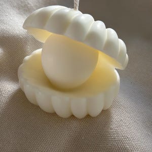 Seashell Candle with Pearl: Handmade Vegan Soy Wax Coastal Decor