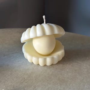 Pearl Seashell Candle: Sculptural Coastal Decor, Vegan Soy Wax