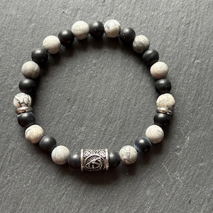 Shadow Bind – Biker Armband mit Kartenjaspis & Onyx, Dreifaltigkeit – handgemacht, unisex, elastisch, Wikinger Schmuck, Naturstein