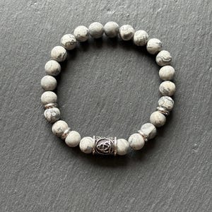 Stone Grace – Biker Armband mit Kartenjaspis & Dreifaltigkeit – Wikinger Schmuck, handgemacht, elastisch, unisex, Naturstein Armband