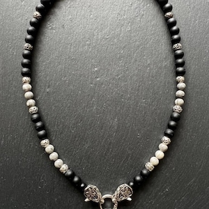 Silent Thunder – Wikinger Kette mit Onyx, Kartenjaspis & Wolfskopf-Thors Hammer – Symbol Halskette ohne Verschluss – Handmade Schmuck