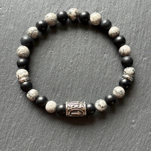 Iron Sigil – Biker Armband mit Onyx & Kartenjaspis – Runensymbol, Wikinger Schmuck, handgemacht, elastisch, unisex, nordischer Stil