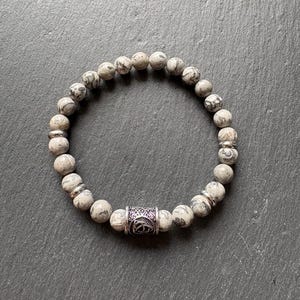 Pale Honor – Biker Armband mit Kartenjaspis & Dreifaltigkeit – Wikinger Schmuck, handgemacht, elastisch, unisex, Naturstein Armband