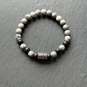 Night Pulse – Wikinger Armband mit Kartenjaspis & Onyx – Runensymbol, Biker Schmuck, handgemacht, elastisch, unisex, Naturstein