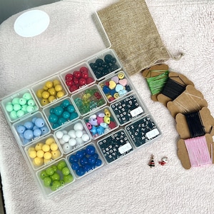 Caja de mezcla de cuentas para hacer tú mismo con 5 tipos de cuerdas adicionales, cuentas con letras cúbicas, kit de manualidades para hacer pulseras personalizadas, cuentas acrílicas de colores, caja de regalo