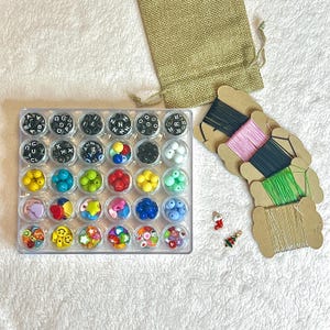 Caja de mezcla de cuentas para hacer tú mismo con 5 tipos de cuerdas adicionales, más de 17 tipos de cuentas, cuentas con letras en forma de cubo, kit de manualidades para hacer pulseras personalizadas