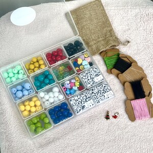 Caja de mezcla de cuentas para hacer tú mismo con 5 tipos de cuerdas adicionales, kit de manualidades para hacer pulseras personalizadas, cuentas acrílicas de colores, cuentas con letras, caja de regalo