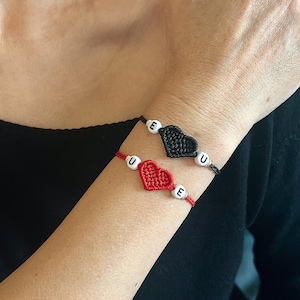 2 pulseras de pareja personalizadas con forma de corazón tejidas a mano, diseño original, pulseras a juego, pulseras personalizadas, cuentas con letras seleccionadas por uno mismo, para el amor