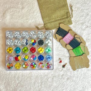 Caja de mezcla de cuentas para hacer tú mismo con 5 tipos de cuerdas adicionales, más de 17 tipos de cuentas, cuentas de letras redondas, kit de manualidades para hacer pulseras personalizadas