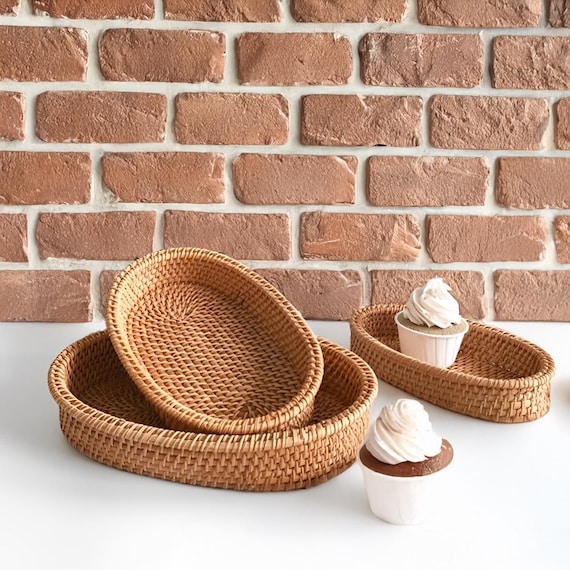 手編みの楕円形と円形の籐製バスケット。食品、パン、お茶、スナックの
