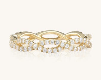 Könnte beinhalten: Ein Goldring mit geflochtenem Design und kleinen Diamanten, die in die Band gefasst sind.