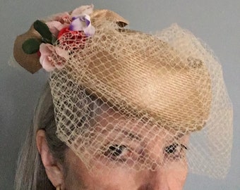 Chapeau d'invité de mariage en paille vintage « Bernona Model of London » avec un élégant voile en résille. Fabriqué en Angleterre.