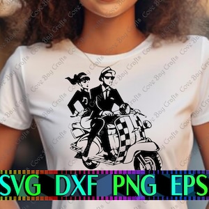 Puede incluir: Camiseta blanca con un gráfico en blanco y negro de una pareja en un scooter. El diseño incluye el texto "SVG DXF PNG EPS" en una pancarta colorida en la parte inferior. La pareja está vestida con estilo mod.
