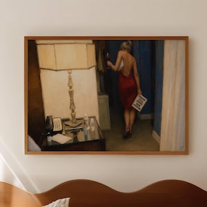 Può includere: Una stampa artistica da parete rettangolare incorniciata che raffigura una scena con una lampada alta su un comodino e una persona con un vestito rosso senza schiena che si allontana. La persona tiene in mano un bicchiere e un cartello bianco con il testo 'WOMEN DO HAVE TOO MUCH TO DRINK'.