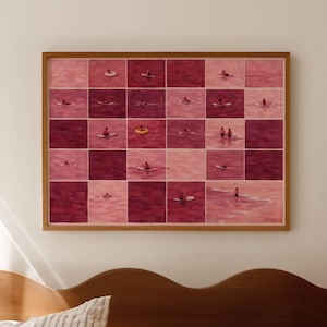 Peut inclure: Une impression d'art murale rectangulaire dans un cadre en bois présentant une grille de carrés alternant rose clair et magenta foncé. Chaque carré représente une petite silhouette nageant ou flottant dans l'eau, avec une bouée jaune.