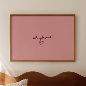 Late night snack quote print, horizontaal boven bed muurkunst, handgetekende coquette esthetische roze robijn trendy minimalistische typografie poster