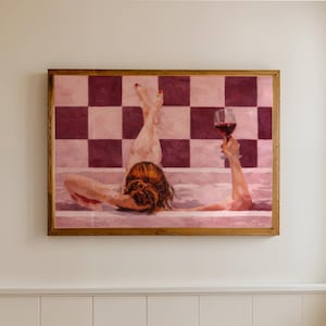 Kvinna i badkar med vin, rosa rubinröd rutig oljemålning, horisontell flickaktigt feminin badrumsväggkonst, handritad retro glamourposter