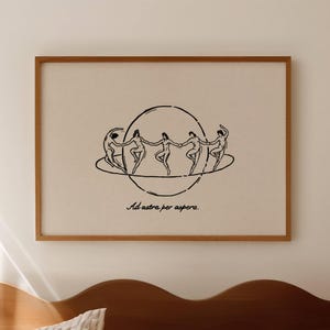 以下が含まれることがあります： 惑星のような球体の周りで手をつないで円を描く5人の人物の黒い線画が描かれた、長方形の額入りプリント。イラストの下には、ラテン語のテキスト「Ad astra per aspera」が筆記体で印刷されています。