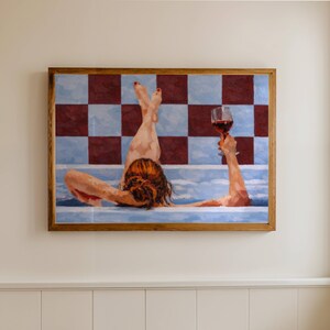 Kvinna i badkar med vin oljemålning tryck, horisontell flickaktigt feminin badrumsväggkonst, handritad retro glam blå rubinrutig poster