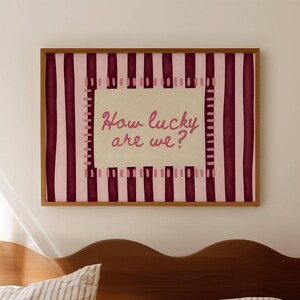 Lámina con cita "¿Qué tan afortunados somos?", cuadro al óleo horizontal para colocar sobre la cama, póster con tipografía retro de rayas rosas rubí dibujada a mano "Coquette".