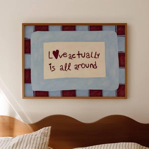 Love Actually is all around Blue Ruby citattryck, horisontell väggkonst ovanför sängen, handritad retro affisch med typografisk oljemålning från mitten av århundradet