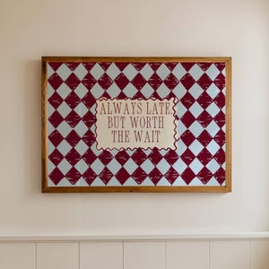 Alltid sent men värt att vänta citattryck, horisontell rolig badrumsväggkonst, handritad blå vinröd flickig garderobs- och badrumsdekorationposter