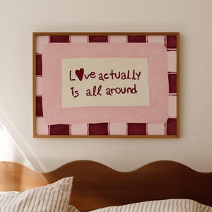 Love Actually is all around Pink Ruby citattryck, horisontell väggkonst ovanför sängen, handritad retro affisch med typografisk oljemålning från mitten av århundradet