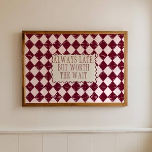 Stampa con citazione "Sempre in ritardo, ma ne vale la pena", decorazione murale orizzontale divertente per il bagno, poster retrò disegnato a mano rosa rubino per armadio e bagno.