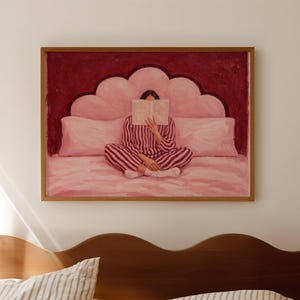 Kobieta czytająca w łóżku, różowy obraz olejny, pozioma sztuka ścienna nad łóżkiem, ręcznie rysowany plakat do sypialni w stylu retro z połowy XX wieku w różowe, rubinowe paski