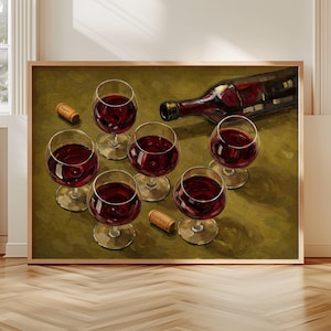 Könnte beinhalten: Ein gerahmtes Gemälde mit fünf klaren Weingläsern, gefüllt mit tiefrotem Wein, angeordnet auf einer strukturierten olivgrünen Oberfläche. Eine dunkle Weinflasche liegt horizontal im oberen Bereich, begleitet von zwei kleinen Korken.