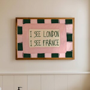 Impresión con cita "Veo Londres, veo Francia", arte de pared para baño divertido y horizontal, pintura al óleo texturizada a cuadros manuscrita retro para inodoro imagen 1